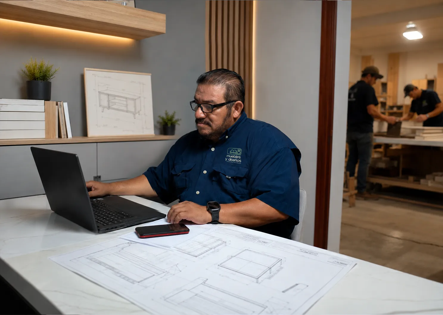 Oscar — Arquitecto y Director de Diseño en Muebles y Diseños