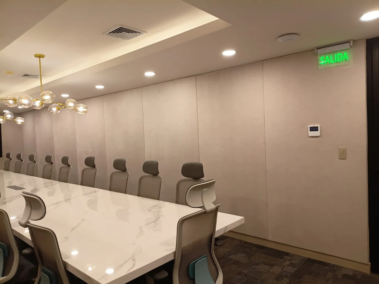 Sala de juntas con mesa de mármol y panelado continuo | Muebles y Diseños El Salvador