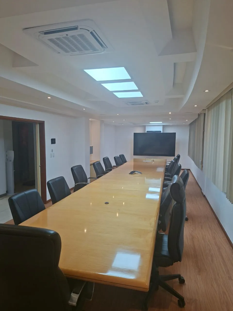 Mesa de juntas en madera clara para doce posiciones | Muebles y Diseños El Salvador