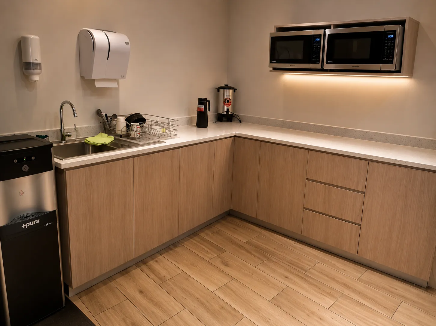 Muebles a medida para oficinas en El Salvador — Muebles y Diseños